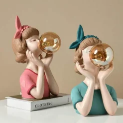 Entzückende Mädchenfigur aus Kunstharz – niedlicher Akzent für die Inneneinrichtung