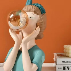 Entzückende Mädchenfigur aus Kunstharz – niedlicher Akzent für die Inneneinrichtung