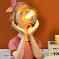 Entzückende Mädchenfigur aus Kunstharz – niedlicher Akzent für die Inneneinrichtung