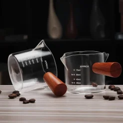 Espressokanne aus Glas mit Doppelauslauf und Holzgriff