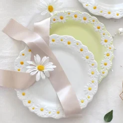 Essteller aus Keramik mit Gänseblümchenprägung – elegantes Blumengeschirr