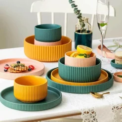 Farbenfroher Essteller aus Keramik – Stilvolles Geschirr für alle Gelegenheiten