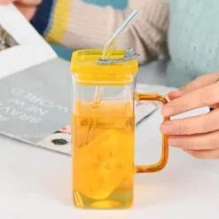 Farbige Glasbecher mit Strohhalm – Lustiges Trinkgeschirr-Set