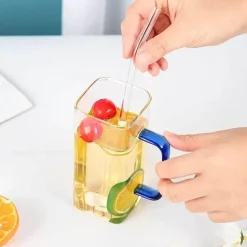 Farbige Glasbecher mit Strohhalm – Lustiges Trinkgeschirr-Set
