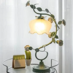 Florale Tischlampe - Elegante Wohnbeleuchtung