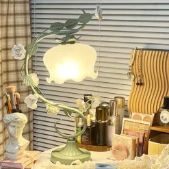 Florale Tischlampe - Elegante Wohnbeleuchtung