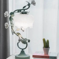 Florale Tischlampe - Elegante Wohnbeleuchtung