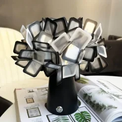 Florale Tischlampe – Romantische Akzentbeleuchtung mit Blütenblättern