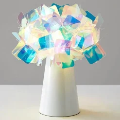 Florale Tischlampe – Romantische Akzentbeleuchtung mit Blütenblättern