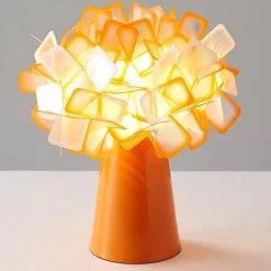 Florale Tischlampe – Romantische Akzentbeleuchtung mit Blütenblättern