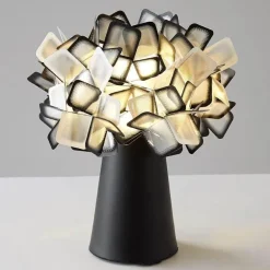 Florale Tischlampe – Romantische Akzentbeleuchtung mit Blütenblättern