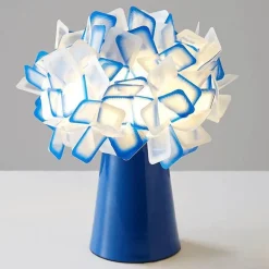 Florale Tischlampe – Romantische Akzentbeleuchtung mit Blütenblättern