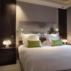 Florale Tischlampe – Romantische Akzentbeleuchtung mit Blütenblättern