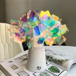 Florale Tischlampe – Romantische Akzentbeleuchtung mit Blütenblättern