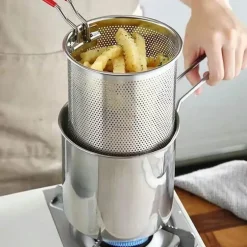 Frittiertopf mit Sieb für perfekt knusprige Hähnchen-Pommes Frites
