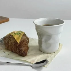 Gebogene Keramiktasse – kreatives, realistisches Design