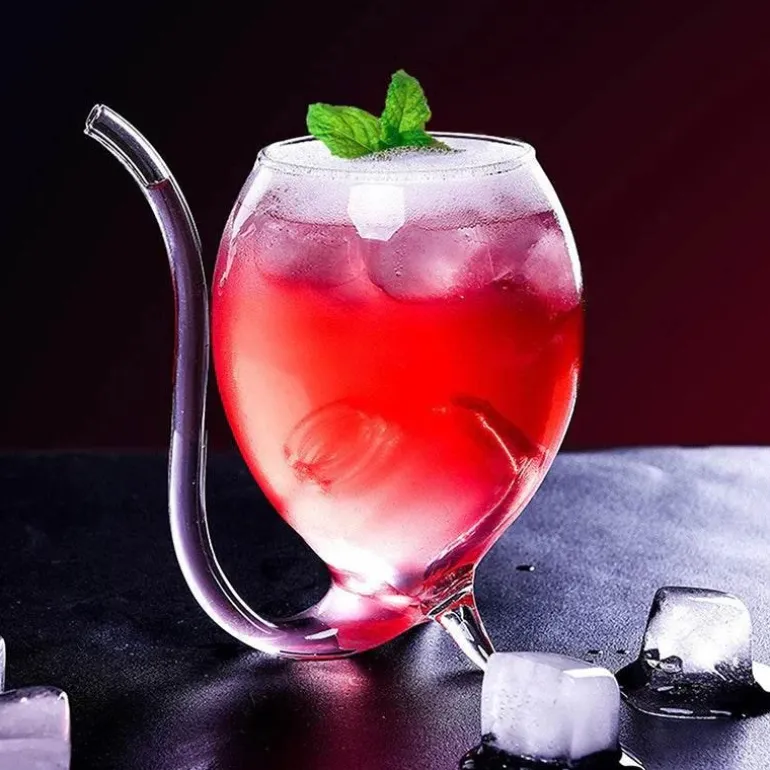 Gebogenes Cocktailglas – Elegantes, kunstinspiriertes Trinkgeschirr