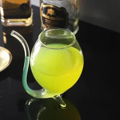 Gebogenes Cocktailglas – Elegantes, kunstinspiriertes Trinkgeschirr