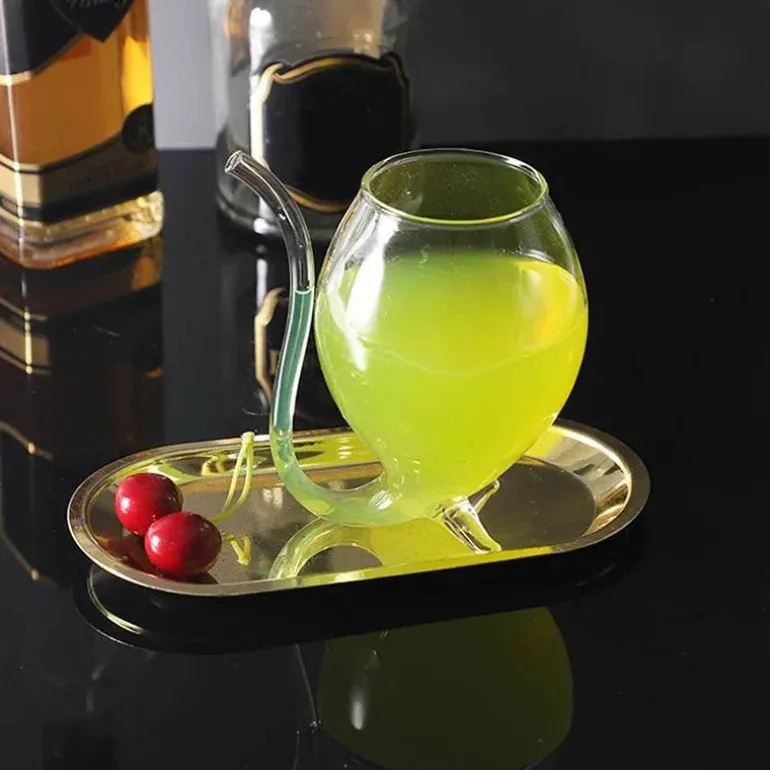 Gebogenes Cocktailglas – Elegantes, kunstinspiriertes Trinkgeschirr