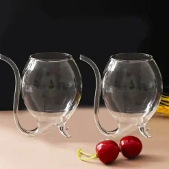 Gebogenes Cocktailglas – Elegantes, kunstinspiriertes Trinkgeschirr