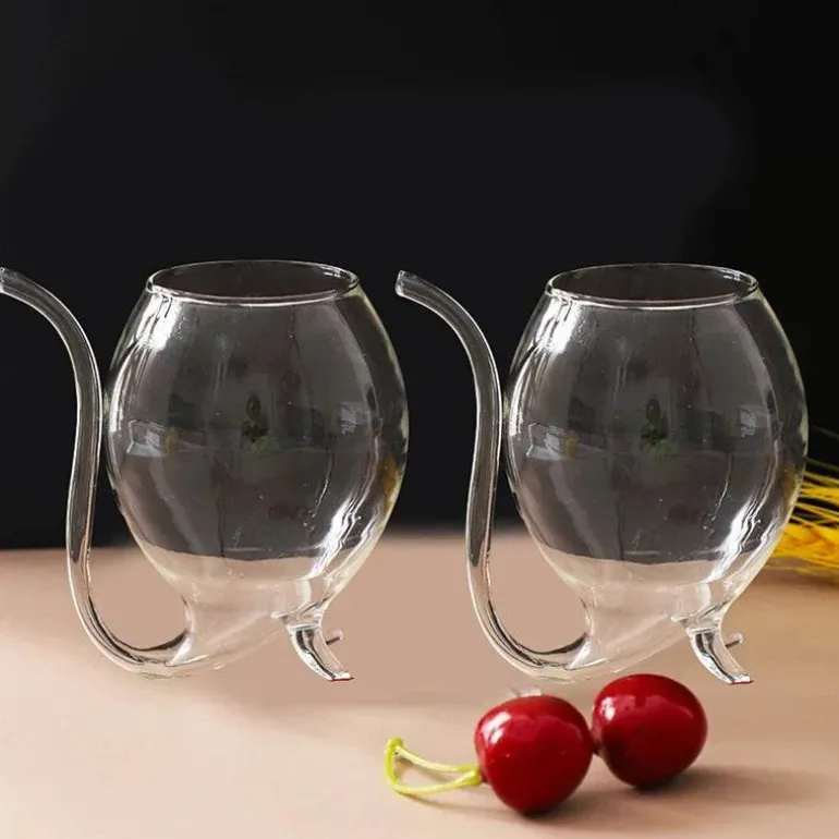 Gebogenes Cocktailglas – Elegantes, kunstinspiriertes Trinkgeschirr