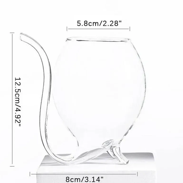 Gebogenes Cocktailglas – Elegantes, kunstinspiriertes Trinkgeschirr