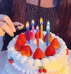 Geburtstagskerzen mit bunter Flamme – 12er-Pack