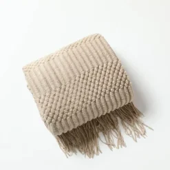 Gemütliche nordische Überwurfdecke – Quastenschal für Bettsofa