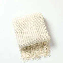 Gemütliche nordische Überwurfdecke – Quastenschal für Bettsofa