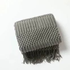 Gemütliche nordische Überwurfdecke – Quastenschal für Bettsofa