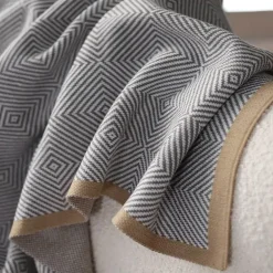 Gemütliche nordische Strickdecke – stilvoller Sofaüberwurf für die Heimdekoration