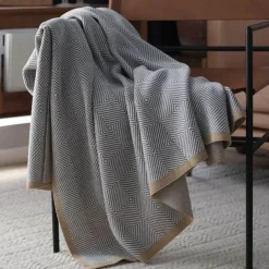 Gemütliche nordische Strickdecke – stilvoller Sofaüberwurf für die Heimdekoration