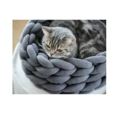 Gemütliches Strick-Haustierbett – Handgefertigter Komfort für Katzen und Hunde