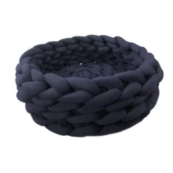 Gemütliches Strick-Haustierbett – Handgefertigter Komfort für Katzen und Hunde