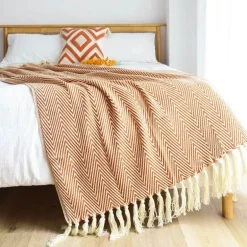 Geometrische Strickdecke – weiches, gemütliches Dekor