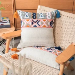 Geometrischer Kissenbezug mit Quaste – besticktes Kissen für die Inneneinrichtung