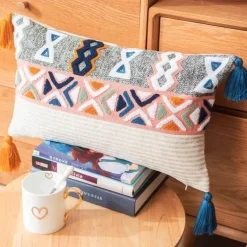 Geometrischer Kissenbezug mit Quaste – besticktes Kissen für die Inneneinrichtung