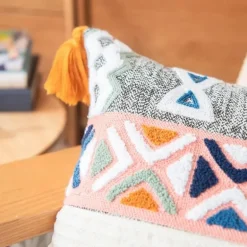 Geometrischer Kissenbezug mit Quaste – besticktes Kissen für die Inneneinrichtung