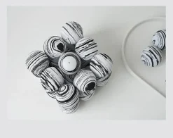 Geometrisches Kugeldekor – Minimalistischer Akzent für Ihr Zuhause