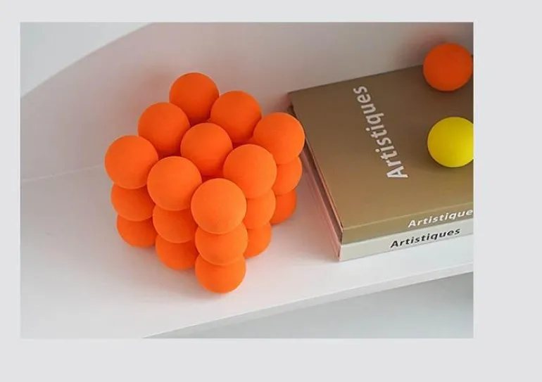 Geometrisches Kugeldekor – Minimalistischer Akzent für Ihr Zuhause