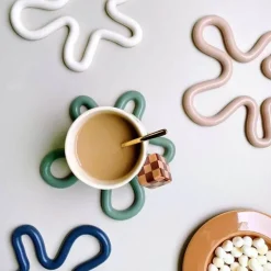 Geometrisches Silikon-Tischset mit rutschfesten Untersetzern und hitzebeständigem Topflappen