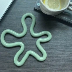 Geometrisches Silikon-Tischset mit rutschfesten Untersetzern und hitzebeständigem Topflappen