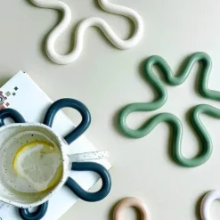 Geometrisches Silikon-Tischset mit rutschfesten Untersetzern und hitzebeständigem Topflappen