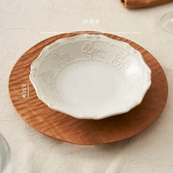 Geprägter Suppenteller aus Keramik – Essgeschirr im französischen Stil