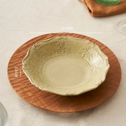 Geprägter Suppenteller aus Keramik – Essgeschirr im französischen Stil