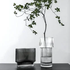 Gerippte Elegance Vase – Stilvolles dekoratives Herzstück
