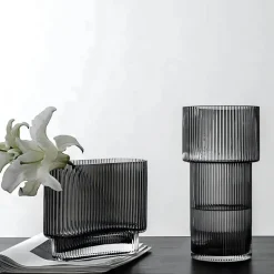 Gerippte Elegance Vase – Stilvolles dekoratives Herzstück