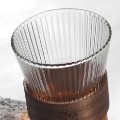 Geripptes Whiskyglas mit Holzhülle – 300 ml, hitzebeständige Kaffeetasse