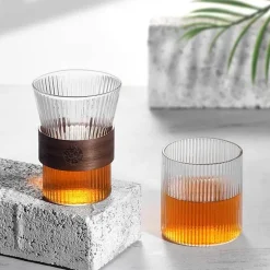 Geripptes Whiskyglas mit Holzhülle – 300 ml, hitzebeständige Kaffeetasse