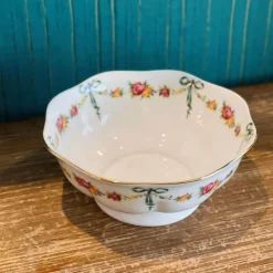 Geschirrset aus Knochenporzellan – Ribbon Rose Kaffeetasse, Untertasse, Reisschüssel